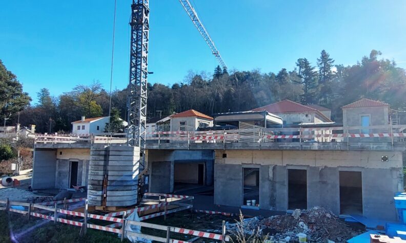 edifício em reconstrução, estaleiro de obras