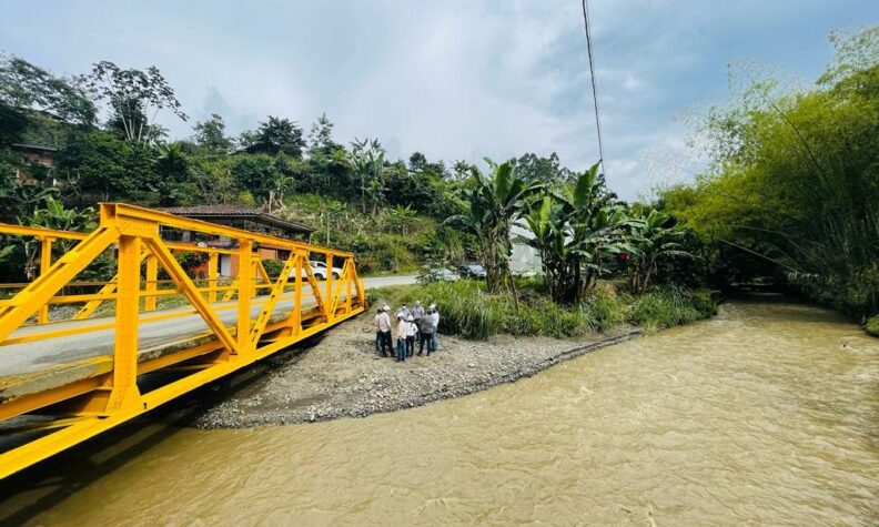ponte metalica sobre um rio
